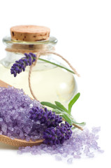 Wellness mit duftendem Badesalz und Lavendelöl