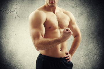 Obraz premium Close-up of bare-chested man showing his well trained body