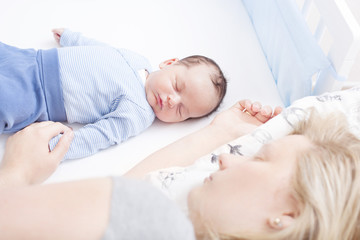 Obraz na płótnie Canvas Mother and baby co-sleeping safely