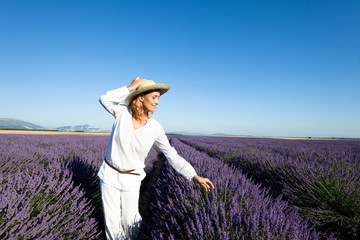 Fototapeta premium femme dans un champs de lavande