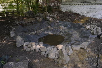 Bau eines Folienteichs in einem Garten