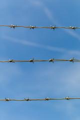 Zaun mit Stacheldraht zur Absperrung
