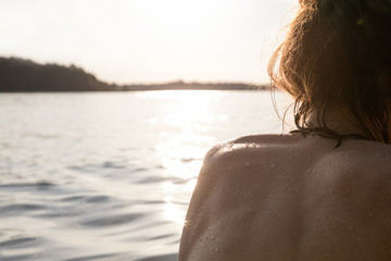 junge Frau von hinten am See