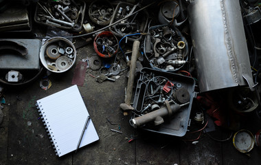 Photo desktop mechanic with a notebook and working tools