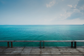 Obraz premium Old wooden deck and vats sea