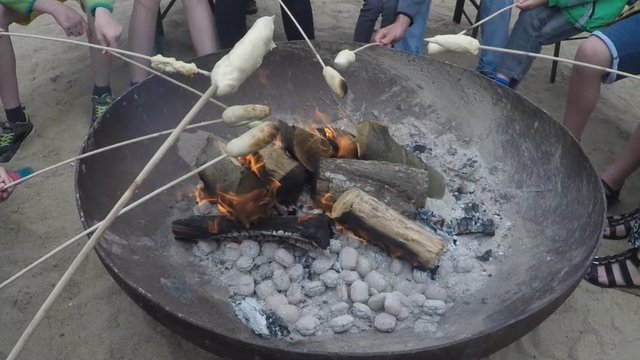 Stockbrot &uuml;ber Lagerfeuer