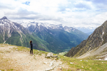 Fototapeta na wymiar Veduta panoramica in montagna con ragazza