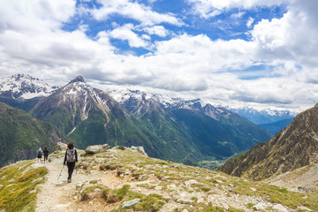 Fototapeta na wymiar Escursionisti in montagna
