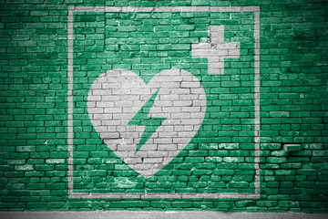 Rettungszeichen Automatisierter Externer Defibrillator (AED) Ziegelsteinmauer Graffiti - obrazy, fototapety, plakaty