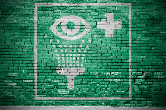 Rettungszeichen Augenspüleinrichtung Ziegelsteinmauer Graffiti