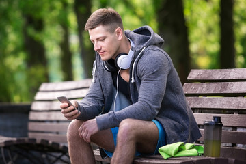 Obraz premium Checking out the messages
