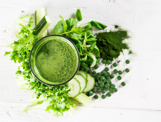 Obraz na płótnie Canvas Healthy green vegetable smoothie