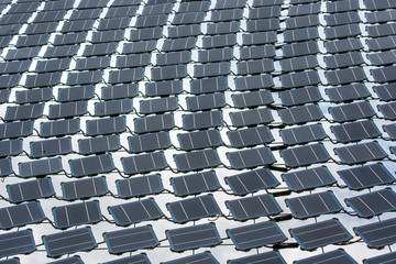 Fototapeta premium Kleine Solarmodule die sich flexibel zur Sonne mitbewegen