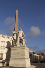 Fototapeta na wymiar Obélisque de la Place du Quirinale à Rome, Italie