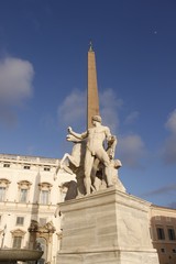 Fototapeta na wymiar Obélisque de la Place du Quirinale à Rome, Italie