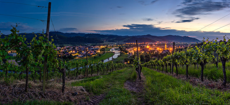 Panoramablick auf Gengenbach zur blauen Stunde
