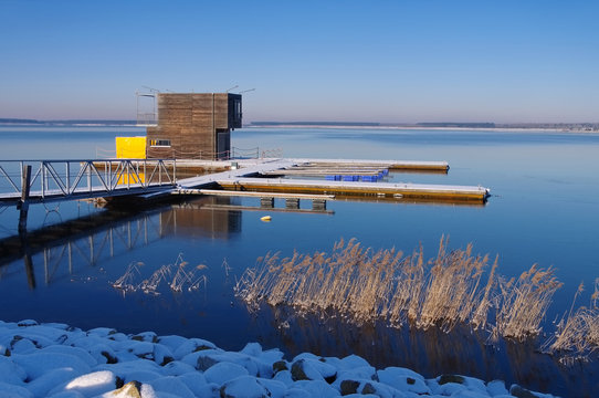 Schwimmendes Haus im Winter- swimming house in winter