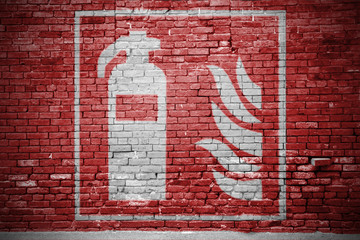 Brandschutzzeichen Feuerlöscher Ziegelsteinmauer Graffiti