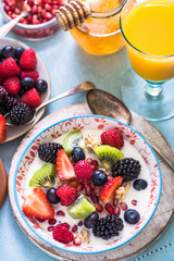 berries,kiwi, pommegranate seed in bowl
