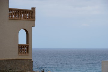 Terrassenförmig angeordnetes Ferienhaus mit Blick auf das Meer