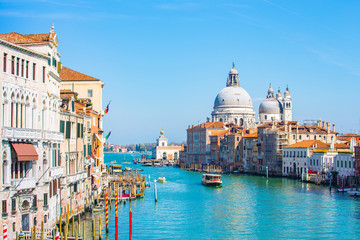 Fototapeta premium Błękitne niebo na Kanale Weneckim we Włoszech