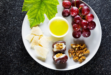 summer Appetizer: Grapes, Parmesan Cheese, Walnuts and Dates fru