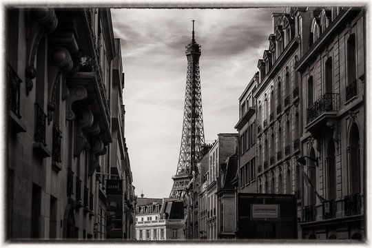 Eiffel tower in paris, france - black and white