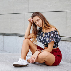 Naklejka premium Beautiful stylish girl outdoor portrait