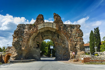 Obraz premium The South gate known as The Camels of ancient roman, fortifications in Diocletianopolis, town of Hisarya, Plovdiv Region, Bulgaria