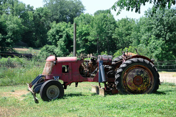 Obraz premium abandoned old tractor in the farm