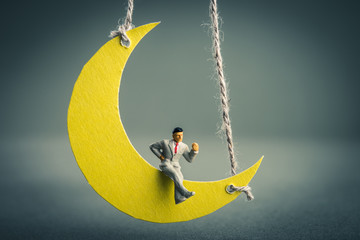 三日月 ミニチュア男性 © beeboys