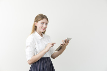 タブレットを持つ外国人の女性