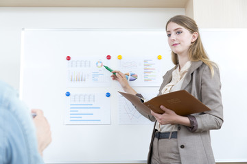 外国人女性　プレゼンテーション