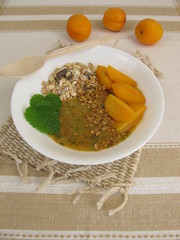 Smoothie Bowl mit Müsli, Aprikose, Zitronenmelisse und Mandeln