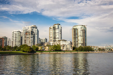 Fototapeta premium Budynki mieszkalne w centrum Vancouver przy False Creek.