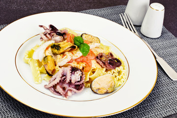 Pasta with White Sauce and Seafood