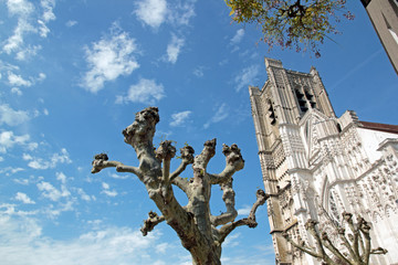 Fototapeta na wymiar Cathédrale St Etienne d'Auxerre, entre et nuages