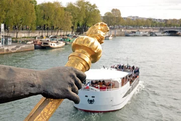 Photo sur Plexiglas Pont Alexandre III Pont Alexandre III, le porteur de torche et le bateau de tourisme (Paris, France)