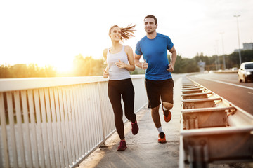 Couple actif jogging