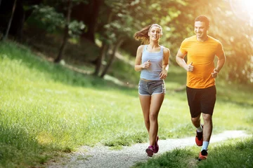 Photo sur Aluminium Jogging Beau couple jogging dans la nature