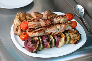 Gebratene Spieß und Fleisch vom Grill, Grillparty