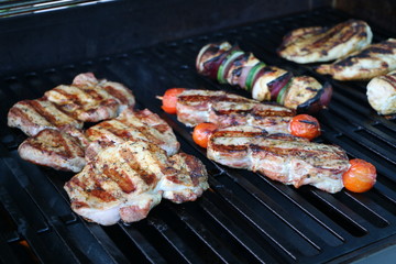 Deftiges Fleisch auf dem Grill