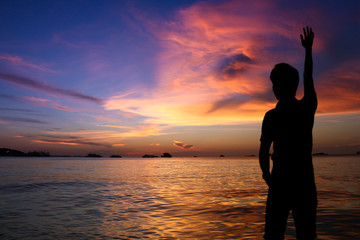 Fototapeta premium silhouette of man at sunset on the beach