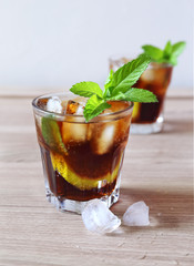 Cocktail Long Island with mint garnish
