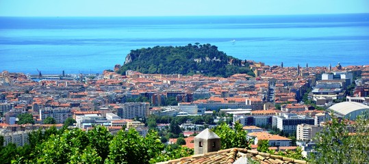 Fototapeta na wymiar Nice, méditerrannée, toits et colline du château