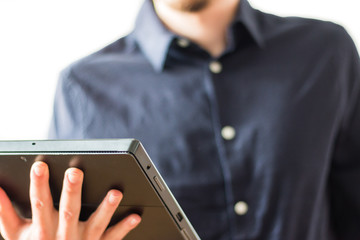Mann in Hemd mit Tablet, freigestellt
