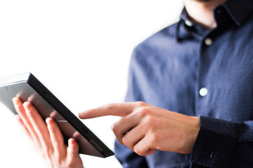 Mann in Hemd mit Tablet, freigestellt