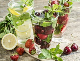 detox water cherries, strawberry, lemon mint