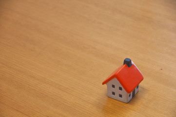 Obraz na płótnie Canvas House toy model on brown wooden table