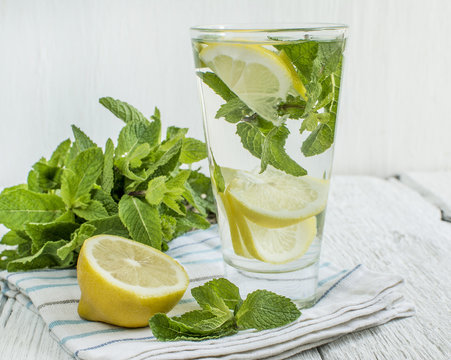 detox water lemon mint